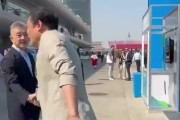 姚明范志毅现身F1赛场:以上海话交流 关系热络梦幻联动