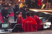 这个家不能没有小吕布!?赛后粉丝拍到Gumayusi上台来安慰队友