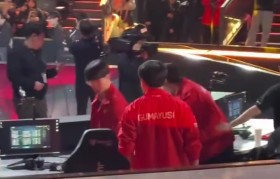 这个家不能没有小吕布!?赛后粉丝拍到Gumayusi上台来安慰队友